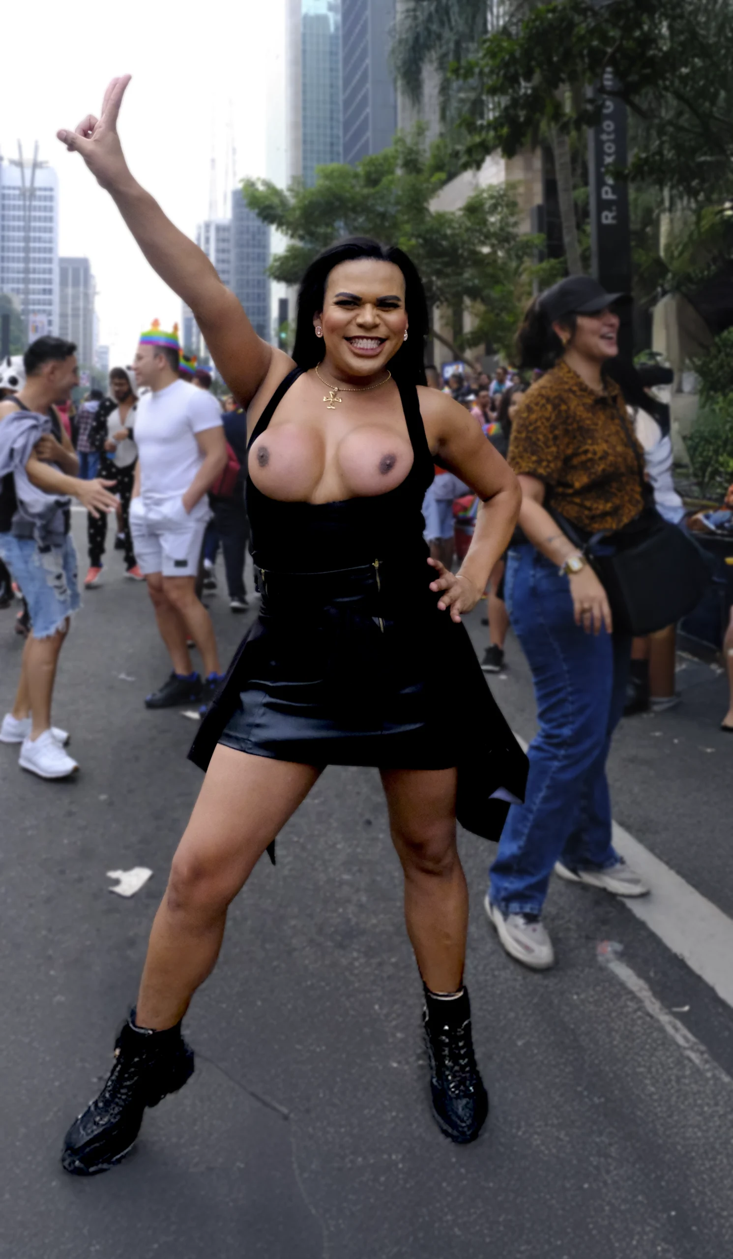 mujer bailando durante marcha en calle urbana