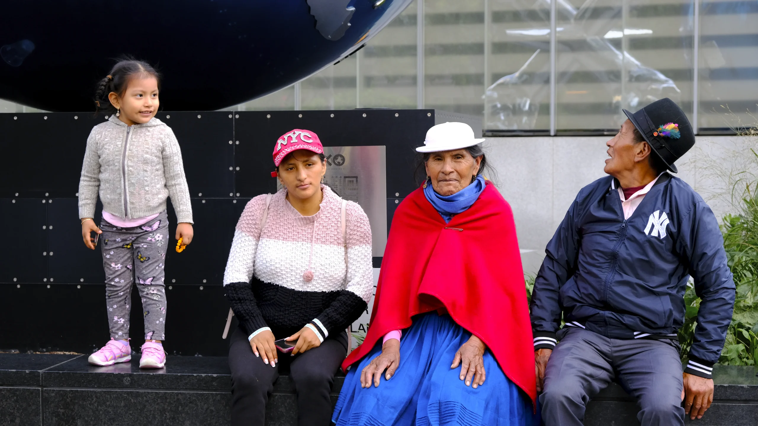familia con vestimenta tradicional posando en entorno urbano