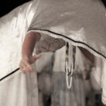 persona cubierta con tela blanca durante ritual
