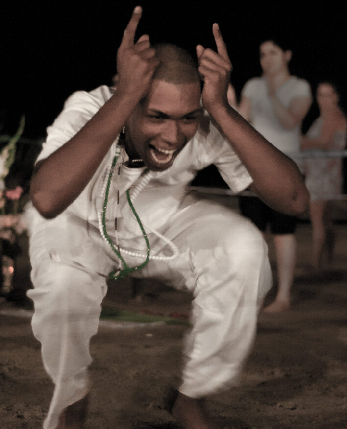 hombre realizando gestos intensos en ritual nocturno